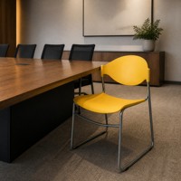 Chaise de conférence jaune avec assise en plastique moulé, dossier incurvé et base en acier, idéale pour les salles de réunion et les salles de classe