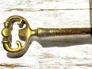 Ouvre-bouteille clé en métal en laiton AK en pièce de luxe finie polonaise au prix de gros pour la vaisselle/ustensiles de cuisine - Product Image 2