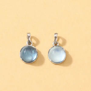 Vente en gros de bijoux HARI OM CREATIONS, pendentif vintage en argent plaqué laiton avec chalcédoine aqua de 8 mm en forme de fleur, serti, certifié IGI - Product Image 1