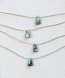 Collier pendentif bohème labradorite bleu feu trillion de pierres précieuses fait à la main avec perle bijoux pour femmes avec cordon fileté - Product Image 1
