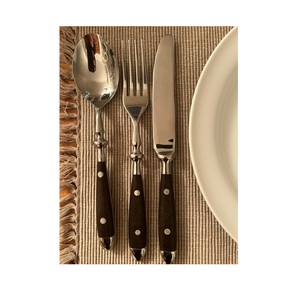 Bel ensemble de couverts en acier inoxydable avec manche en bois mettant en valeur l'artisanat traditionnel adapté aux tables à manger rustiques - Product Image 3