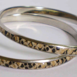 Conjunto de brazaletes de cobre chapado en metal de lujo para mujer, dos piezas, diseño con incrustaciones de estampado animal de leopardo, brazalete redondo delgado, elegante y moderno - Product Image 1
