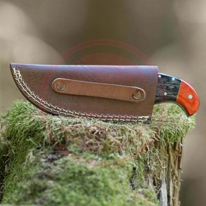 Cuchillo de caza con hoja de acero de Damasco hecho a mano personalizado con mango de madera y Funda de cuero a la venta - Product Image 6