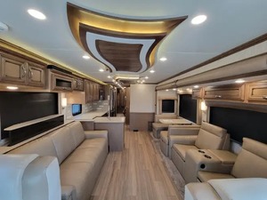 Camping-car NEATLY USED 2020 N-E-W-M-A-R RV K-O-U-N-T-R-Y STAR 3717, prêt à la vente. - Product Image 5