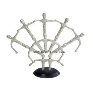 Escultura de Metal con gesto comunitario, Color plateado, aluminio fundido, diseñador, aspecto elegante, decorativo pulido brillante para el hogar y el Hotel - Product Image 1