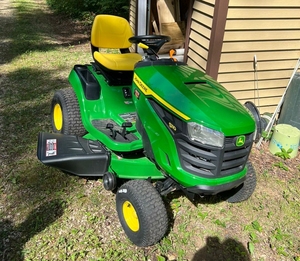 Tractor Compacto John Deere 2025R de 23 HP con Tracción en las 4 Ruedas para Césped - Product Image 3