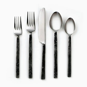Ensemble de couverts élégant en acier inoxydable au design moderne avec poignée noire, parfait pour les événements et les ustensiles de cuisine. - Product Image 1