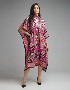 Xu hướng bohemian màu hồng và màu đen swirl-khuôn mẫu của phụ nữ kaftan ăn mặc với tie-cổ ưa thích phong cách cổ kaftan