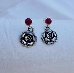 Boucles d'oreilles design rose oxydé en argent sterling 925 Boucles d'oreilles en argent cristal rouge Belles boucles d'oreilles au design unique - Product Image 5