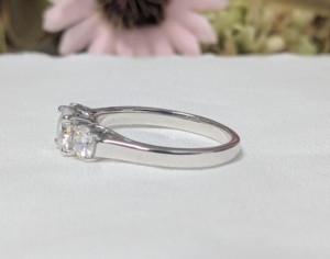 แหวนหมั้นเพชรโมอิสซาไนต์ 3 เม็ด ชุบทองคำแท้ 14K สำหรับผู้หญิง เครื่องประดับชั้นดี - Product Image 3