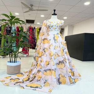 VASTRA COTTAGE Lehenga Choli de Seda Organza Pura con Estampado Digital, Blusa Acolchada con Patta de Lona y Dupatta a Juego - Product Image 6