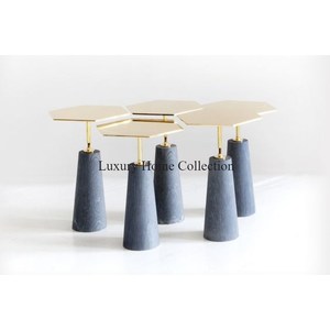 Dessus de table d'appoint en métal de forme hexagonale de couleur or avec base en forme de triangle de couleur bleue - Product Image 1