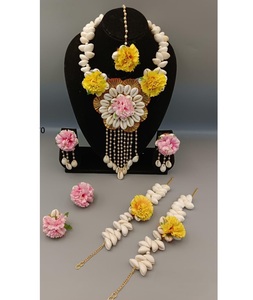 Magnifique ensemble de bijoux floraux artificiels pour Haldi Mehndi et collier de fleurs de mariée avec boucles d'oreilles et chaîne à main pour femme - Product Image 1