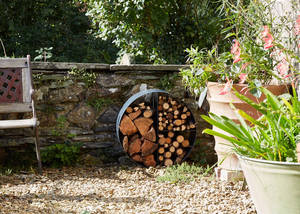 Porte-bûches en métal noir à 2 niveaux avec style unique Parfait pour le stockage du bois de qualité Organisation du bois de chauffage intérieur et extérieur - Product Image 3