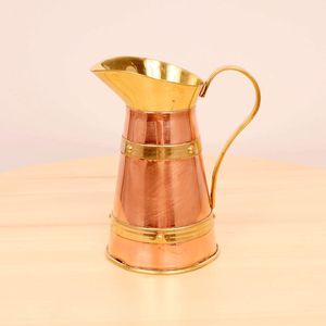 Carafe en cuivre de luxe, idéale pour les tables à manger élégantes, ajoutant une touche d'artisanat traditionnel et de charme. - Product Image 4