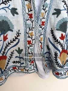 Veste courte de broderie Suzani pour femmes de qualité supérieure vêtements de plage d'hiver robe matelassée avec cadeau de conception brodée pour elle - Product Image 6