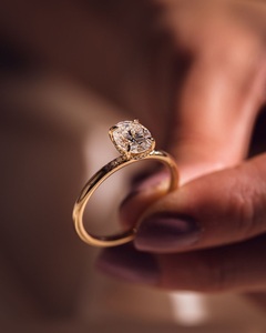 Bague solitaire en or jaune classique avec diamant de laboratoire de 1,5 carat, taille ovale, certifiée IGI, pour les fêtes chrétiennes, les mariages et les anniversaires - Product Image 6