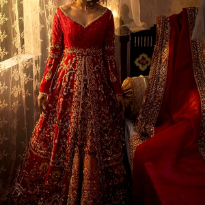Atiya libas แจ็คเก็ตเจ้าสาวสีแดงสวย, ชุด lehenga dupatta ประดับหิน dabka ไข่มุก resham วัสดุอะซิเตท - Product Image 1