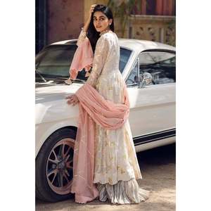 Robe Anarkali blanche élégante à fleurs avec col en V, manches longues, dupatta et pantalon en mousseline écologique pour le printemps/été - Product Image 4