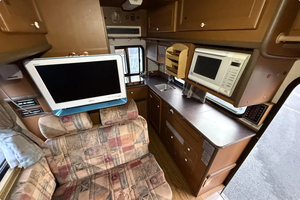 CONDUCEZCÉNTELO - COCHE USADO CON VOLANTE A LA IZQUIERDA |   CONDUCCIÓN DERECHA |   Toyota Toyoace Camroade Camper 4WD de 1998 - Product Image 6