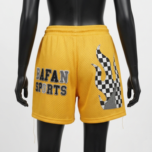 Shorts deportivos de baloncesto para mujer, amarillos, de malla de poliéster transpirable de 160 GSM, con logo de aplique de llamas a cuadros. - Product Image 6