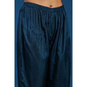 Ensemble Kurta, pantalon et dupatta bleu nuit pour femme Rifaqat Naila - Product Image 4