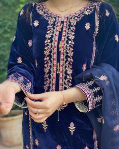 Haut en velours lourd de qualité supérieure à imprimé indien avec de belles broderies et pantalon palazzo en velours et Kurti avec dupatta - Product Image 3