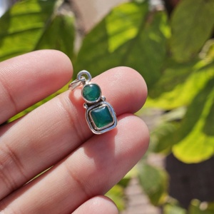 Pendentif en argent de forme ronde et carrée en onyx vert petit pendentif en argent de pierre précieuse - Product Image 1