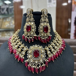 Conjunto de Collar y Aretes de Diseño Premium con Perlas Kundan Chapadas en Oro para Bodas, Colección para Mujer - Product Image 1