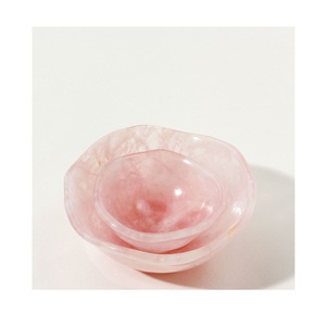 Bol de service en résine fait main avec finition lisse brillante design artistique moderne idéal pour les collations aux fruits, les salades ou la décoration de table - Product Image 2