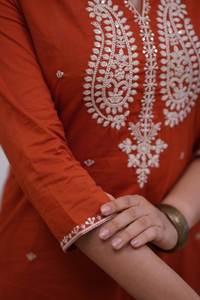 Conjunto de Kurti y Pantalón de Seda Chanderi Bordada de Primera Calidad, Dupatta de Algodón Chanderi Estampado, Compra al por Mayor - Product Image 2