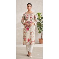 Kurti Halter Ivory Bloom avec col bijou, broderie florale délicate, en coton, haut décontracté d'été avec ourlet élégant en forme de foulard