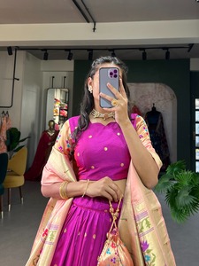 Lehenga Choli imprimé pour fête, collection Navratri, qualité supérieure, prix bas, séchage rapide, en soie, en vente - Product Image 2