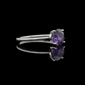 Anillo de Plata 925 para Mujer con Corte Redondo y Amatista Natural en Engaste Abierto para Bodas, Compromisos y Fiestas, Estilo Minimalista - Product Image 2