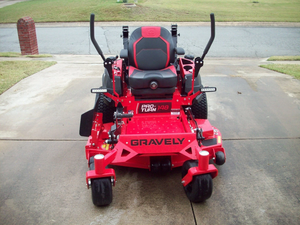 เครื่องตัดหญ้าแบบ Zero Turn ยี่ห้อ Gravely Industrial รุ่นใหม่/มือสอง เครื่องยนต์เบนซิน 2 จังหวะ 125 ซีซี พร้อมถังเก็บหญ้า 150 ลิตร กำลังไฟ 1200 วัตต์ สำหรับทำหญ้าเป็นปุ๋ยหมัก เหมาะสำหรับดูแลสวน - Product Image 4