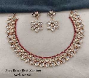 Ensemble de colliers Kundan de haute qualité pour femmes idéal pour la fête collier de luxe minimal paire avec une tenue ethnique et occidentale - Product Image 1