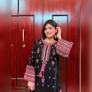 Conjunto étnico de georgette multicolor de última tendencia con detalles de bordado Resham y dupatta elegante, colección 2025 - Product Image 2