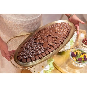 Soporte para servir postres hecho de metal, bandeja de chocolate elegante con diseño de hojas adornadas, perfecto para regalar u ocasiones especiales - Product Image 2