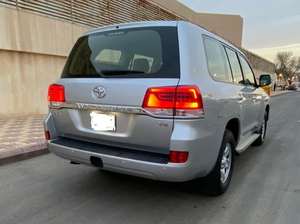 4.5L V8 2024 Sièges en cuir Toit ouvrant panoramique Transmission automatique Intérieur foncé d'occasion 5 places Caméra arrière 360° Écran tactile - Product Image 5