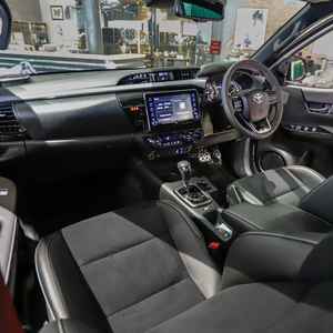 HIL-LUX 2022 4X4 TRANSMISIÓN AUTOMÁTICA MOTOR DIÉSEL TURBO DE 6.1-8L TRACCIÓN DELANTERA DIRECCIÓN A LA IZQUIERDA ASIENTO DE TELA - Product Image 2