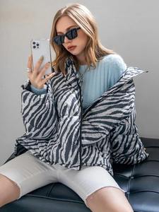 Chaqueta acolchada con estampado personalizado de tela satinada con cuello levantado acabado impermeable a prueba de viento con cremallera transpirable abrigo de burbujas - Product Image 3