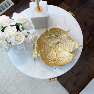 Bol de service en fonte d'aluminium de style moderne avec des courbes minimalistes et une finition brillante, parfait pour les repas haut de gamme ou les fêtes. - Product Image 6
