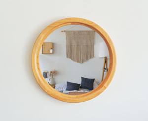 Espejo de pared redondo Alina hecho de madera maciza de teca y cristal de espejo con un acabado natural brillante. - Product Image 1