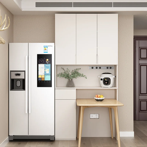 Meuble de cuisine blanc moderne avec réfrigérateur intégré et unité de rangement en bois sur le plan de travail - Product Image 1