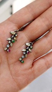 Colección de Pendientes de Plata de Ley Hechos a Mano al por Mayor – Diseños de Hoja de Ramas con Esmeralda y Rubí, Gazela Minimalista, Ángel con Circones - Product Image 5