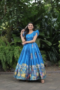 Vestido de seda Dola de primera calidad con estampado de diseñador rico estilo sin mangas elegante cuello redondo algodón interior y punto de volante conjunto de Patta de lona - Product Image 6