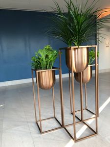 Jardinière de style intemporel avec corps métallique et support stable excellent choix pour le placement des plantes du salon ou de la salle à manger - Product Image 6