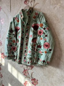 Venta al por mayor de Chaqueta Corta para Mujer Suzani Bordado Hecho a Mano Algodón Suzani Abrigo Bohemio Chaqueta de Invierno - Product Image 4