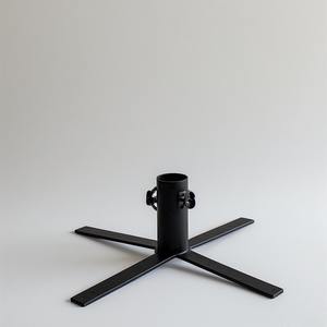 Elegante soporte de árbol de Navidad de pátina de latón con base adornada Detalles artesanales hechos a mano diseñados para vacaciones festivas - Product Image 3