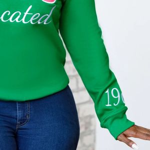 Sweat-shirt brodé en chenille vert HBCU, vêtements de sororité, coton premium, col rond, pull pour femmes - Product Image 5